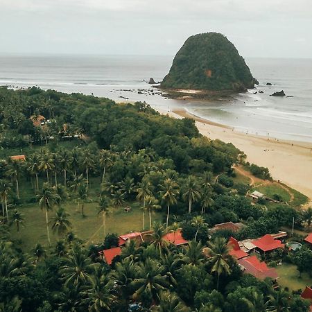 Отель Mojosurf Camp Red Island Pasanggaran Экстерьер фото