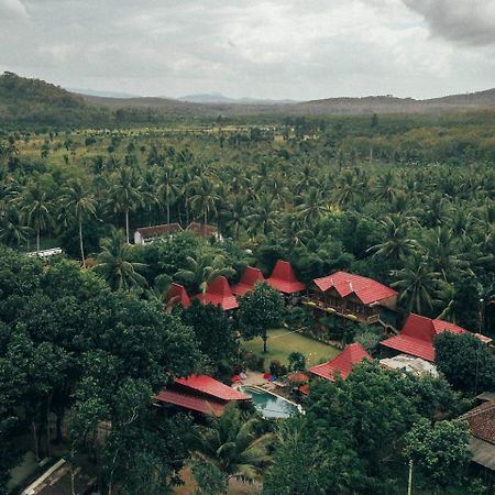 Отель Mojosurf Camp Red Island Pasanggaran Экстерьер фото