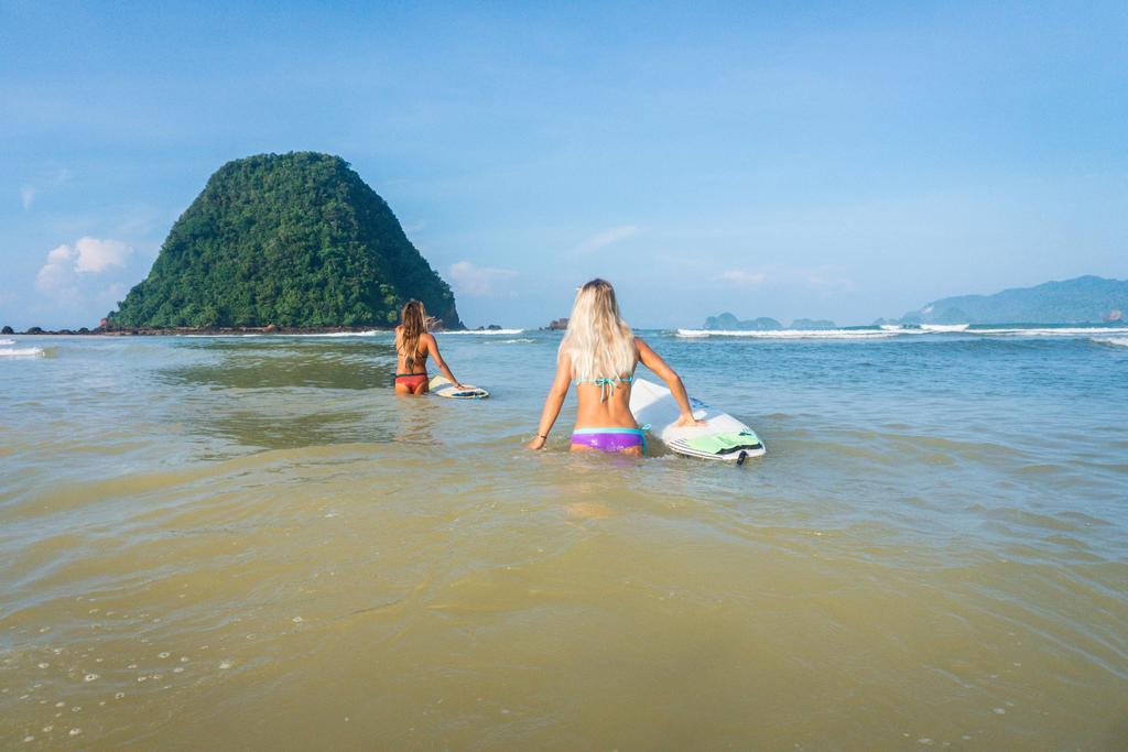 Отель Mojosurf Camp Red Island Pasanggaran Экстерьер фото