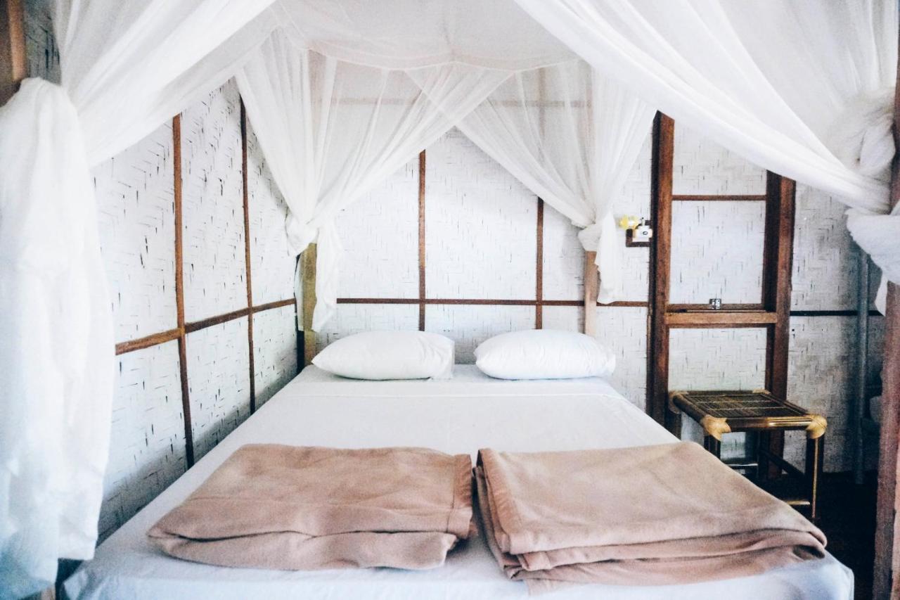 Отель Mojosurf Camp Red Island Pasanggaran Экстерьер фото